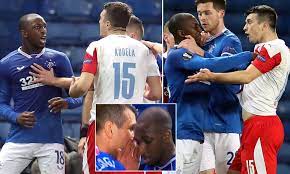 Ayrıca yaşanan pozisyonda ırkçı söyleme maruz kalan kamara, rakibine fiziksel saldırıda bulunması sebebiyle 3 maç ceza aldı. C N8lqovzg6szm