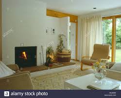 Plissee | wohnzimmer ideen & katalog 2021. Brennende Feuer Und Weisse Vorhange Im Modernen Wohnzimmer Mit Skandinavischen Stil Stuhl Stockfotografie Alamy