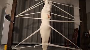 捆绑束缚木乃伊全包，今晚就要这样一个人度过了哦，主人去睡觉之前还把吊缚装置提的更高了，这样只能脚尖勉强着地了，也太难受了吧话说这个女生的耐耐好大呀， 木乃伊也不能把她全部包住完整版在电报群哦，想进群的私信我呀2022512