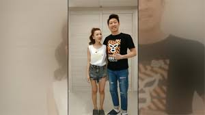 俄语的骂人话，基本上都是由хуй（男性生殖器的俗称）пизда（女性生殖器的俗称） 和ебать（操）这三个词发展而来的。 ёб твою мать 相等于汉语里的三字国骂，或者你妈的，但又没有汉语三字国骂那么伤人，那么解恨。 J0u7rl53lhsp6m