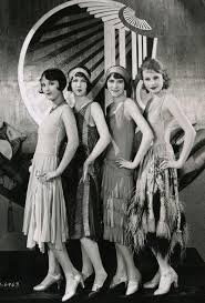 Flapper Girls, with a Los Angeles Police man, 1920s. 👉🥰 More photos here: https://lankatvnews.com/stylish-fashions-in-the-1920-art-deco-era/