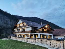 Caut persoane serioase ( chiar si familii ) , pentru a lucra la ferme de animale din campulung moldovenesc dambovita , sinaia. Casa De Pe Vale In Campulung Moldovenesc