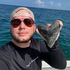 What are good shark tooth dive charters in Venice, Florida?