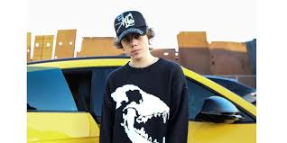 He grew up in a family with very limited means and spent much of his childhood relocating around new south wales. The Kid Laroi Biography Age Height Girlfriend California Celebrity