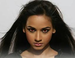 Hari accepte finalement d'abattre le temple. Shree quand à elle est choquée  d'entendre ce qu'a dit Kangana à Rudra! Kangana est très heureuse que shree  ait entendue leur conversation et qu'elle soit