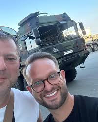 Anna sagt: einen Kran braucht man immer. Die Bell, BO 105 Maya, Daniel,  Katharina, Ali, Senel, Max und ihre Tochter geben ihr Recht.