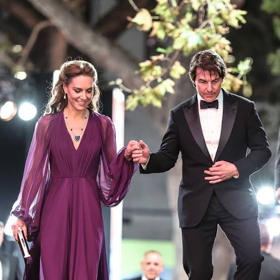 Princess Kate helped down stairs by Tom Cruise in sweet moment at film  premiere with William and Beckhams - OK! Magazine