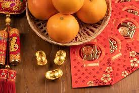Jeruk mandarin dan angpao sering jadi salah satu dekorasi Imlek (Foto: bp-guide.id)