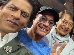 Джеки чан лучшее интервью о мотивации и успехе русская озвучка. Shah Rukh Khan Hangs With Jackie Chan Jason Momoa In Saudi Arabia Bollywood Gulf News