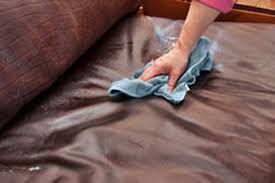 Comment faire pour bien le nettoyer sans en emporter la housse chez le pressing le plus proche de chez vous ? Comment Nettoyer Du Cuir Et Enlever Une Tache