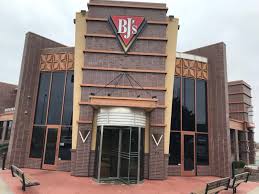 At least once a week, many people go to these restaurants to enjoy a good burger. Pizza Tacos Award Winning Craft Beer More Norman Ok 73072 Locations Bj S Restaurants And Brewhouse