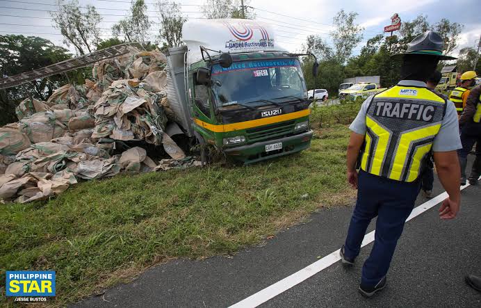 Mexico–Querétaro Highway traffic disrupted by trailer truck crash
