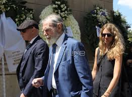 Η χρυσή με τα υπέροχα μάτια έχει κάνει. Xrysh Bardinogiannh Me Ton Patera Ths Giwrgo Bardinogiannh Sthn Khdeia Toy Swkrath Kokkalh Jr