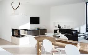 Und weiße polstersofa gemütliches wohnzimmer mit essecke, eingebautem kamin und vorhähgen in cremigen. Offener Wohn Und Essbereich Bilder Ideen Couch