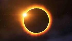 A solar eclipse occurs when the moon passes between the sun and the earth so that the sun is fully or partially covered. Eclipse Solar Formara Anel De Fogo Ao Redor Da Lua Esta Semana