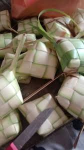 Penyediaan untuk membuat ketupat sangat ringkas tapi memerlukan kemahiran tertentu untuk menganyam kelongsong daun. Ketupat Kelongsong Halaman Utama Facebook