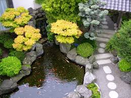 Berikut ini adalah model dan desain kolam ikan minimalis baik yang berada di depan maupun di dalam rumah, siapa tahu bisa menjadi sumber inspirasi anda Gambar Taman Bunga Ada Kolam Ikan