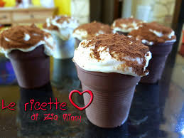 Con il cioccolato fuso rimasto ammorbidire il mascarpone, amalgamare bene.riprendete dal frigo i bicchierini, con un coltello fate delle piccole incisioni sulla plastica ,fate attenzione con delicatezza per farli staccare se no rischiate di farli rompere dovete ottenere un guscio croccante di cioccolato, solido.con una tasca da pasticcere farcite i bicchierini con la crema ,oppure con un cucchiaino e spolverate sopra zucchero a velo Bicchieri Di Cioccolato Con Crema Al Mascarpone