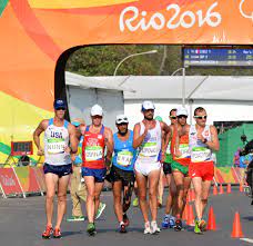 A regra diz que os atletas devem correr sem tirar totalmente os pés do chão. 50 Km Marcha Wikipedia A Enciclopedia Livre