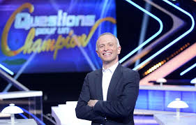 Le journaliste samuel étienne, qui anime notamment questions pour un champion sur france 3, confirme son succès sur la plateforme dédiée à l'origine à la diffusion de jeux vidéo. Samuel Etienne L Homme Qui Murmure A L Oreille Des Sourds Le Temps