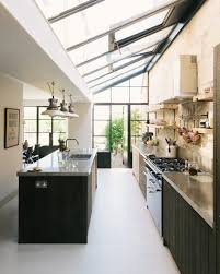 Cette Cuisine En Bois De Reve Est Installee Sous Une Verriere Planete Deco A Homes World En 2020 Design De Cuisine Moderne Cuisine Elegante Cuisines Design