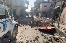 Em 12 de janeiro de 2010, um terremoto de grande intensidade praticamente destruiu a cidade de porto príncipe, capital do haiti, matou 316.000 pessoas e feriu outras 350.000. Norzucgz2okewm