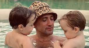 Thales bretas mostrou uma linda foto do humorista paulo gustavo com os filhos do casal e desabafou. Mortes Por Covid Na Faixa Etaria De Paulo Gustavo Disparam No Brasil