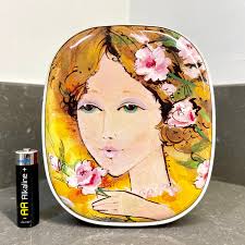 Lata de caramelo SHARP vintage de los años 60. Chica guapa con flores