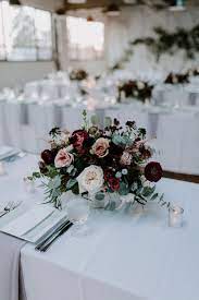 Minimalist Industrial Winter Wedding With Blush And Burgundy Accents Boeket Bruiloft Bloemstukken Bruiloft Bruiloft Tafeldecoratie