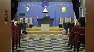 La boîte était remplie de bijoux erwann le franc a été transporté à l'hôpital raigmore d'inverness par un hélicoptère d 1 h 20 dans la nuit de dimanche à lundi: Francs Macons Combien Sont Ils Derriere La Porte Du Temple