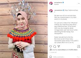 Pakaian kaum jawa memiliki pakaian adat yang berbeda untuk lelaki dan perempuan.kain kebaya pada dasarnya digunakan perempuan di semua lapisan,baik rakyat biasan. Kaum Iban Pakaian Tradisional