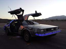 Le playset comporte les personnages célèbres marty mcfly et doc brown de la trilogie de films cule des années 80 « retour vers le futur ». Une Delorean De Retour Vers Le Futur A Vendre