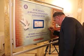 Faptul ca oamenii erau chinuiti de comunisti tarile nu mai puteau duce o viata prospera si consecintele au fost faptul ca toti lideri. Romfilatelia O Lume Intr Un Timbru 30 De Ani De La PrÄƒbusirea Comunismului In Europa De Est Rolul DiplomaÈ›iei Culturale In Dezamorsarea Conflictelor IngheÈ›ate