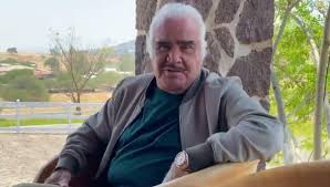 Fans sing, pray for 'a miracle' as vicente fernández remains in critical condition. Cuantos Hijos Tiene Vicente Fernandez