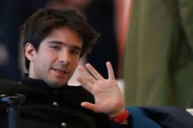 A l'ombre de la nuit brune, on arme les esprits. Juan Branco 3 Faits En Bref Sur L Avocat