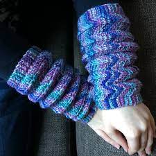 You can contract knit beanies of your own and you don't even need to leave your home or office! These Wiggly Wrist Warmers Expand And Contract With A Simple Sideways Knitting Trick Knithacker