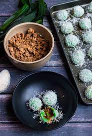 Glutinous Rice Balls With Coconut And Palm Sugar Klepon Onde Onde Makanan Dan Minuman Makanan