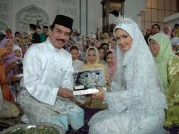 Siti yang ditemui pada majlis doa selamat dan kesyukuran di kediamannya di ampang, malam tadi berkata, dia bersyukur disahkan hamil selepas mengalami keguguran dua tahun lalu. Siti Nurhaliza Sanding Lagi Sekali