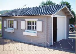 Die Exklusive Holzgarage Von Butenas Holzbauten E V Mit 60 Mm Verleimten Blockbohlen Bietet Die Ideale Unterstellmoglich Garage Aus Holz Holzgarage Schwingtor