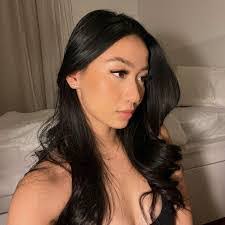 Colleen Hovey's Instagram, Twitter & Facebook