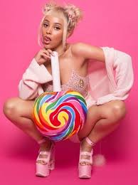 Doja cat released her debut studio album, amala, in 2018 and a deluxe repackage in 2019. Doja Cat Height Weight Bra Size Body Measurements Age Facts Family