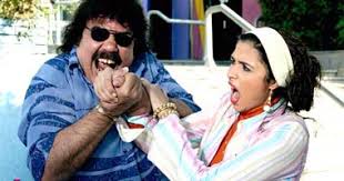 يدور الفيلم حول حاحا وشقيقته تفاحه، وهم يسكنون فى احد المنازل الشعبية حوله النزاعات والمشاكل بينهما حول المنزل، فكل منهما يريد الاستيلاء عليه ليتزوج فيه، تفاحة تعمل ممرضه، اما حاحا فيعمل بوظيفة نوباتشى افراح، ويحب ابنة خالته بينما تقع تفاحة فى حب. Ø­Ø§Ø­Ø§ ÙØªÙØ§Ø­Ø© Ø¹ÙÙ ÙÙÙÙØ¯Ù Ø£ÙÙØ§Ù Ø§ÙØ®ÙÙØ³ Ø§ÙÙÙÙ Ø§ÙØ³Ø§Ø¨Ø¹