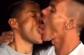 HOT!! Deep tongue kissing - ThisVid.com