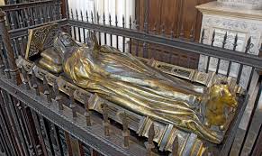 This is the tomb of Lady Margaret Beaufort, who was buried in the Abbey  #onthisday in 1509. Her gilt bronze effigy is by Italian sculptor Pietro  Torrigiano and shows the Countess in