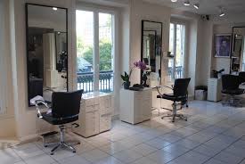 Les éléments du mobilier doivent être divisés en fonction des. Comment Agencer Ou Decorer Votre Salon De Coiffure Avec Des Astuces Simples