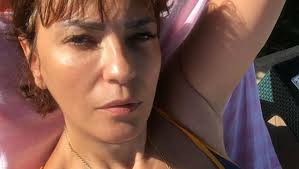 İlk albümünü 31 mart 1994'te çıkaran. Yesim Salkim Evet Sarkmisim Magazin Haberleri