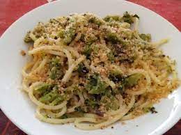 Staccate la testa e le interiora 5, aprite il pesce per eliminare la lisca centrale e la coda così otterrete due filetti, sciacquateli sotto acqua corrente delicatamente e poi tagliateli a pezzetti 6 e. Ricetta Spaghetti Ai Broccoli Acciughe E Pangrattato Dolcidee