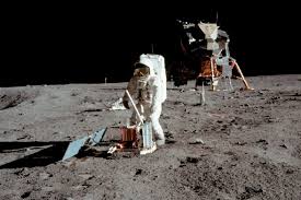 L'astronaute americain neil armstrong près du drapeau americain sur la lune le 20 juillet 1969 lors de la mission lunaire apollo 11. Les Dessous De L Extraordinaire Aventure Du Premier Pas Sur La Lune Voyage Dans L Espace Apollon Programme Apollo