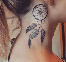 Tattoo Modelle Fur Frauen Tattoo Ohr Traumfanger Tattoo Federtattoos