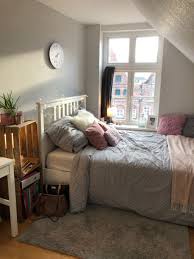Wunderschones Zimmer Im Dachgeschoss Zimmer Im Studentenwohnheim Wg Zimmer Zimmer Einrichten